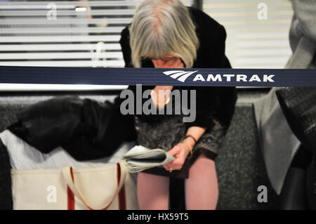 New York, États-Unis. 24Th Mar, 2017. L'arrivée d'un train NJ TRANSIT a été touché lorsqu'un train Amtrak Penn Station a déraillé vendredi matin. C'est arrivé vers 9 heures comme Train Acela Express 2151 de Boston a été au départ de Penn sur le chemin de Washington, DC Crédit : Luiz Roberto Lima/Pacific Press/Alamy Live News Banque D'Images