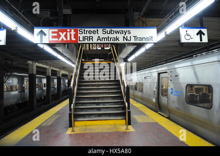 New York, États-Unis. 24Th Mar, 2017. L'arrivée d'un train NJ TRANSIT a été touché lorsqu'un train Amtrak Penn Station a déraillé vendredi matin. C'est arrivé vers 9 heures comme Train Acela Express 2151 de Boston a été au départ de Penn sur le chemin de Washington, DC Crédit : Luiz Roberto Lima/Pacific Press/Alamy Live News Banque D'Images