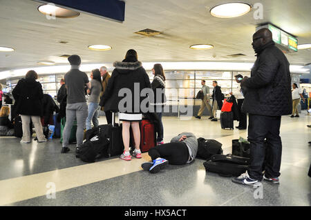 New York, États-Unis. 24Th Mar, 2017. L'arrivée d'un train NJ TRANSIT a été touché lorsqu'un train Amtrak Penn Station a déraillé vendredi matin. C'est arrivé vers 9 heures comme Train Acela Express 2151 de Boston a été au départ de Penn sur le chemin de Washington, DC Crédit : Luiz Roberto Lima/Pacific Press/Alamy Live News Banque D'Images