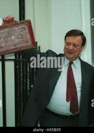 KENNETH CLARKE MP DÉTIENT EN ALTITUDE LE BUDGET FORT CHANCELIER DE L'ÉCHIQUIER 26 Août 1994 11 Downing Street LONDON Banque D'Images
