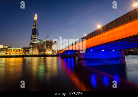 Shard London Bridge avec gratte-ciel en bleu heure Banque D'Images
