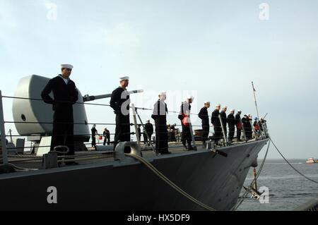 Les marins se préparent à obtenir en cours à bord du destroyer lance-missiles USS Barry, Norfolk, Virginie, 2013. Image reproduite avec l'US Navy. Banque D'Images