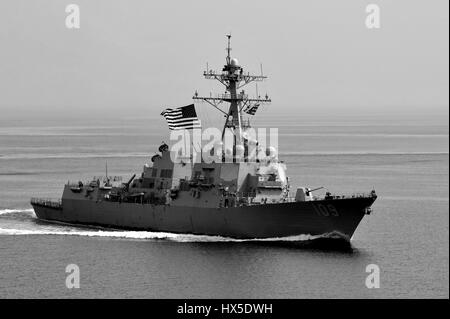 Missiles guidés USS Jason Dunham (DDG 109) sur l'eau de la 5e Flotte des États-Unis zone de responsabilité, 2013. Image courtoisie Deven B. King/US Navy.