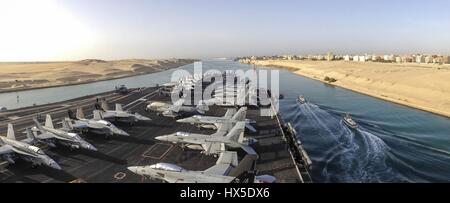 Le porte-avions USS Dwight D. Eisenhower (CVN 69) passe le canal de Suez, 2013. Image courtoisie Guy, Hodnett/US Navy. Banque D'Images