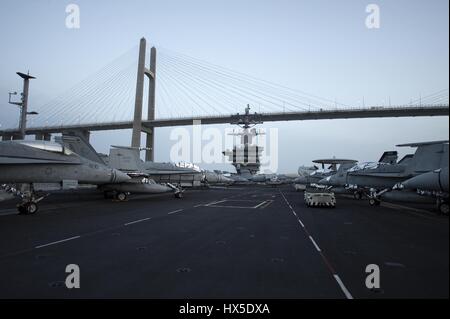 Porte-avions USS Dwight D. Eisenhower (CVN 69) passe sous le pont de l'amitié à El Qantara, Egypte, 2013. Image courtoisie Seaman Andrew Schneider/US Navy. Banque D'Images