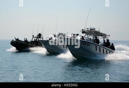 Les marins de la Marine américaine et la marine des forces spéciales guatémaltèques pratique formations tactiques au cours de la gare du sud de partenariat (SPS) 2013, Santo Tomas de Castilla, 2013. Image courtoisie Ashley Hyatt/US Navy. Banque D'Images
