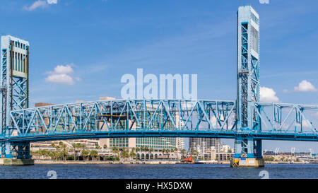 La rue principale de pont sur la rivière St Johns dans le centre-ville de Jacksonville, Floride. Banque D'Images
