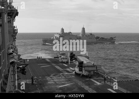 Quai de transport amphibie USS San Antonio (LPD 17) et d'assaut amphibie USS Kearsarge (DG 3), tous deux faisant partie du groupe amphibie Kearsarge avec la 26e Marine Expeditionary Unit (MEU) 26, Océan Atlantique, 2013. Image reproduite avec l'US Navy. Banque D'Images