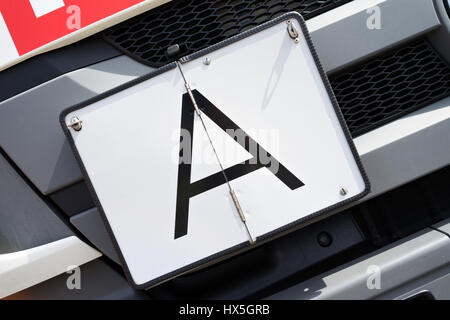 Une plaque-support repliable verticale (Allemand plaque d'avertissement pour les transports) Banque D'Images