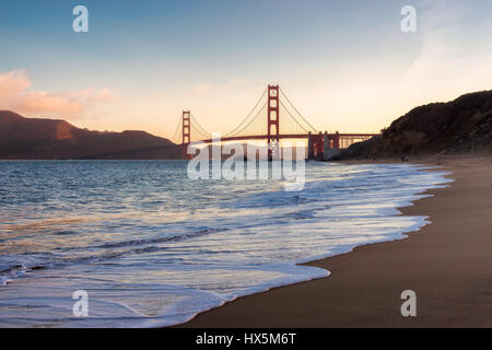 Plage de San Francisco et le Golden Gate Bridge au lever du soleil, en Californie. Banque D'Images