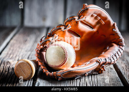 Ball Baseball usé sur la vieille table en bois Banque D'Images