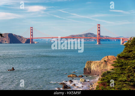 Plage de San Francisco et le Golden Gate Bridge au lever du soleil, en Californie. Banque D'Images