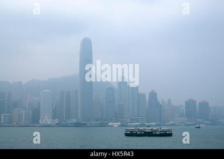 Une Star Ferry avec l'IFC (International Centre de finances) et d'autres gratte-ciel de l'île de Hong Kong dans l'arrière-plan, Hong Kong, Chine. Banque D'Images