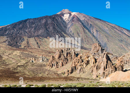 Los Roques de Garcia en face de la Pico del Teide dans la caldeira de Tenerife, Espagne. Banque D'Images