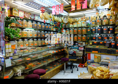 Intérieur d'une boutique qui vend des fruits de mer séchés, nid d'oiseau et d'autres aliments toniques chinois traditionnel, l'île de Hong Kong, Chine. Banque D'Images