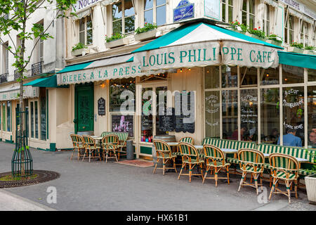 PARIS, FRANCE - 24 MAI 2016 : le trottoir et le café Louis Philippe - célèbre bistrot parisien depuis 1851, situé en bordure de Seine, de tradition propose Banque D'Images