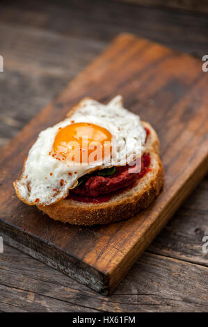 Sandwich betterave végétarienne avec des œufs, des épinards et de la confiture de piment rouge Banque D'Images