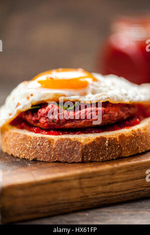 Sandwich betterave végétarienne avec des œufs, des épinards et de la confiture de piment rouge Banque D'Images