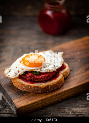 Sandwich betterave végétarienne avec des œufs, des épinards et de la confiture de piment rouge Banque D'Images