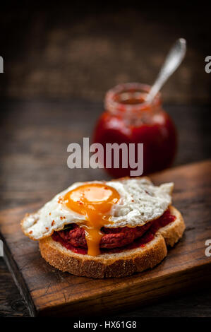 Sandwich betterave végétarienne avec des œufs, des épinards et de la confiture de piment rouge Banque D'Images