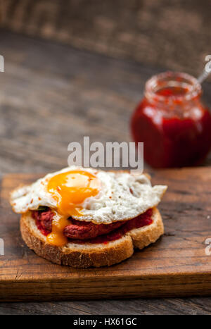 Sandwich betterave végétarienne avec des œufs, des épinards et de la confiture de piment rouge Banque D'Images