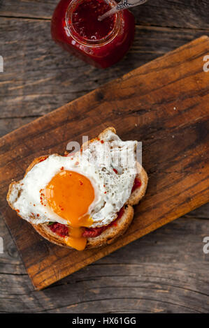 Sandwich betterave végétarienne avec des œufs, des épinards et de la confiture de piment rouge Banque D'Images