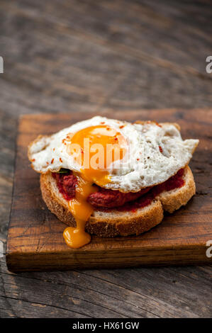 Sandwich betterave végétarienne avec des œufs, des épinards et de la confiture de piment rouge Banque D'Images