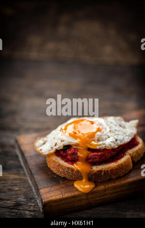 Sandwich betterave végétarienne avec des œufs, des épinards et de la confiture de piment rouge Banque D'Images