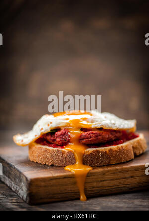 Sandwich betterave végétarienne avec des œufs, des épinards et de la confiture de piment rouge Banque D'Images