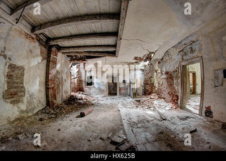 Complètement anéantie prix - l'intérieur de l'ancien bâtiment en ruine et abandonné, Banque D'Images