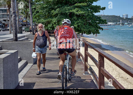 Faites de l'exercice. Cycliste sur le trottoir et un vieux marcheur mâle sur la promenade de Pattaya en Thaïlande, en Asie du Sud-est Banque D'Images