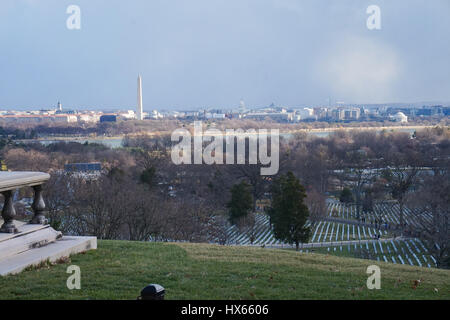 Vue sur le National Mall à Washington DC à partir de la colline dans le Cimetière National d'Arlington, Virginie, États-Unis Banque D'Images