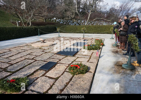 Les tombes de grave du Président John F. Kennedy, Jacqueline Kennedy Onassis et deux de leurs enfants, le Cimetière National d'Arlington, Virginie, États-Unis Banque D'Images