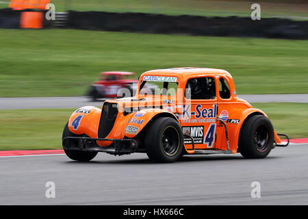 John Mickel, Champion et leader du championnat l'arrondissement clearways coin au circuit automobile de Brands Hatch dans ses légendes 34 Ford Coupe Banque D'Images