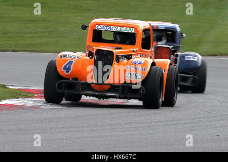 John Mickel, Champion et leader du championnat l'arrondissement clearways coin au circuit automobile de Brands Hatch dans ses légendes 34 Ford Coupe Banque D'Images