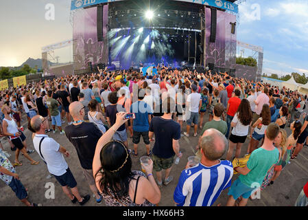BENICASSIM, ESPAGNE - 18 juil : foule lors d'un concert au Festival de Musique le 18 juillet 2015 à Benicassim, Espagne. Banque D'Images