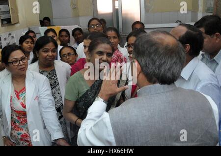 Allahabad, Inde. Mar 25, 2017. L'Uttar Pradesh Cabinet ministre de la santé et de la Secrétaire nationale BJP Siddharth Nath Singh lors d'une visite surprise à l'hôpital des femmes du district à Allahabad. Credit : Prabhat Kumar Verma/Pacific Press/Alamy Live News Banque D'Images