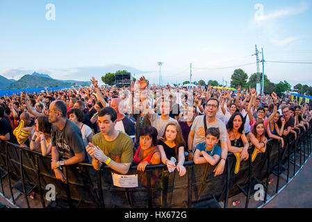 BENICASSIM, ESPAGNE - Juillet 19 : foule lors d'un concert au Festival de Musique le 19 juillet 2015 à Benicassim, Espagne. Banque D'Images