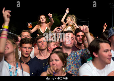 BENICASSIM, ESPAGNE - Juillet 19 : foule lors d'un concert au Festival de Musique le 19 juillet 2015 à Benicassim, Espagne. Banque D'Images