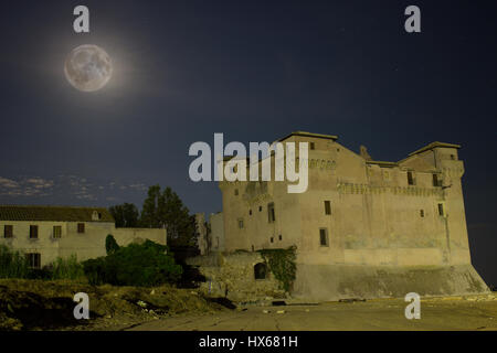 Une vue de la nuit du château médiéval de Santa Severa, une ville côtière au nord de Rome, Italie Banque D'Images