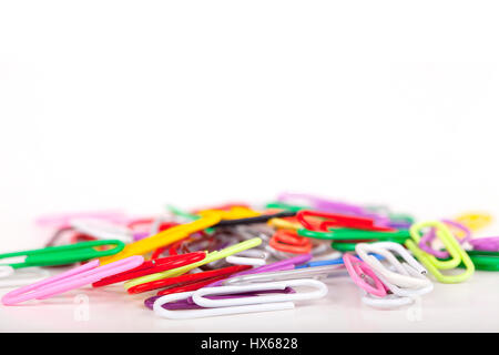 Pile de papier colorés colliers isolé sur fond blanc. Banque D'Images