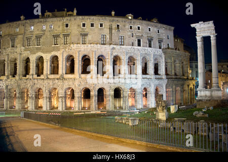 Une vue de la nuit de l'amphithéâtre romain Teatro Banque D'Images