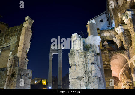 Une vue de la nuit de l'amphithéâtre romain Teatro Banque D'Images