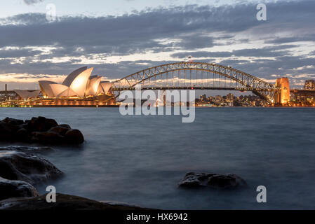 Le port de Sydney avec les monuments de renommée internationale du pont et de l'Opéra Banque D'Images