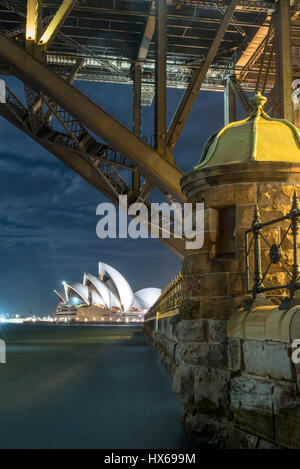 Opéra de Sydney à l'aube vue du dessous du pont du port de Sydney Banque D'Images