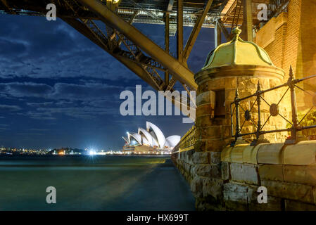 Opéra de Sydney à l'aube vue du dessous du pont du port de Sydney Banque D'Images