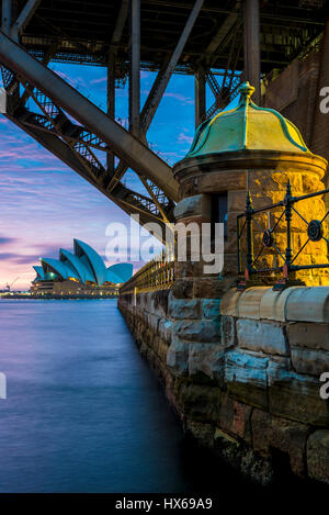 Opéra de Sydney à l'aube vue du dessous du pont du port de Sydney Banque D'Images