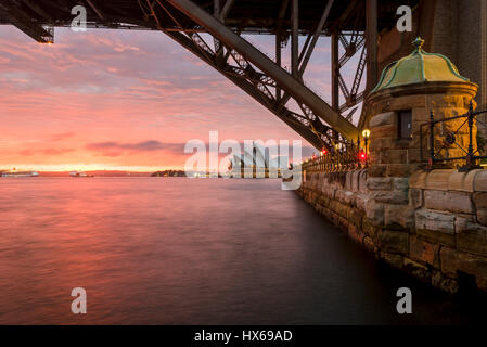 Opéra de Sydney à l'aube vue du dessous du pont du port de Sydney Banque D'Images