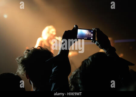 Barcelone - 6 février : une femme prend une photo avec son smartphone dans un concert au stade Razzmatazz le 6 février 2016 à Barcelone, Espagne. Banque D'Images