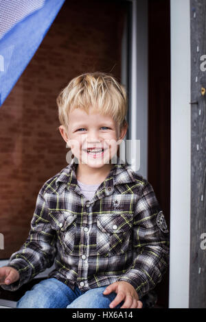 Adorable petit garçon blond en riant. Le bonheur. Portrait en extérieur Banque D'Images